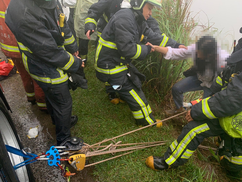 瑞芳貂山古道車輛墜谷 5人受困獲救僅輕傷 | 華視新聞