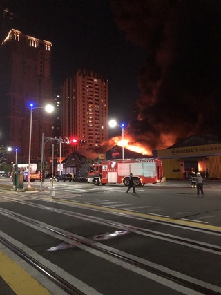 高雄鼓山汽車生活館深夜火警 火勢伴黑煙竄天際