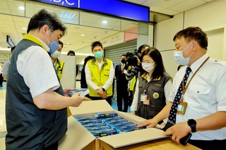 國門解封 王必勝視察動線及快篩發放準備狀況