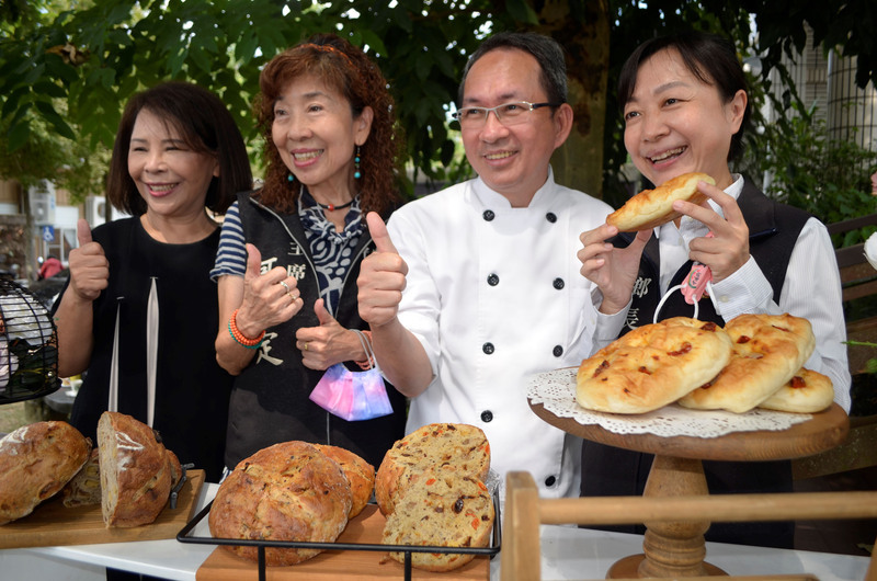 嘉義鄉村藝術行動跨界合作  吳寶春麵包飄在地味 | 華視新聞