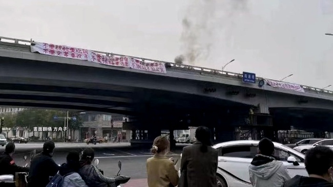 北京掛反習布條抗議者被捕  王丹：新坦克人 | 華視新聞