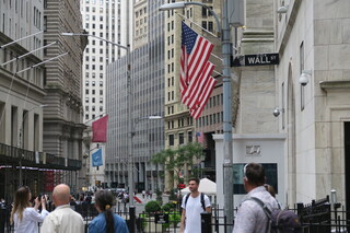 美股大逆轉 道瓊飆漲827點標普連6黑止步