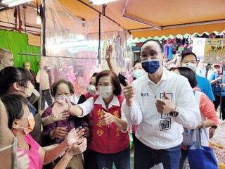 陪林姿妙拜票 朱立倫：媽媽縣長最棒