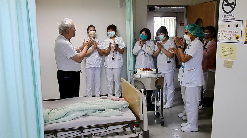 挺過化療艱辛如獲重生  6旬翁用蛋糕感謝醫護 | 華視新聞