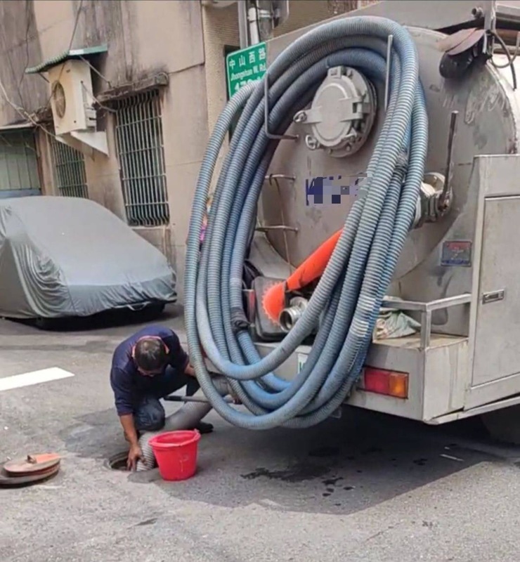 高雄槽車非法偷倒水肥 環保局跟監逮現行犯 | 華視新聞