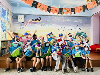 孫曉雅訪馬公風櫃國小  與學童提前歡度萬聖節