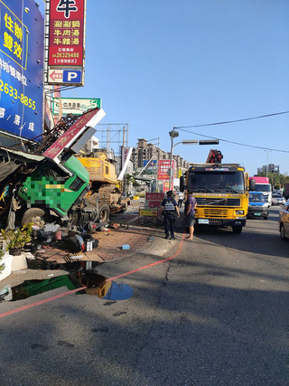 拖板車下坡疑煞車失靈 司機緊急跳車逃生
