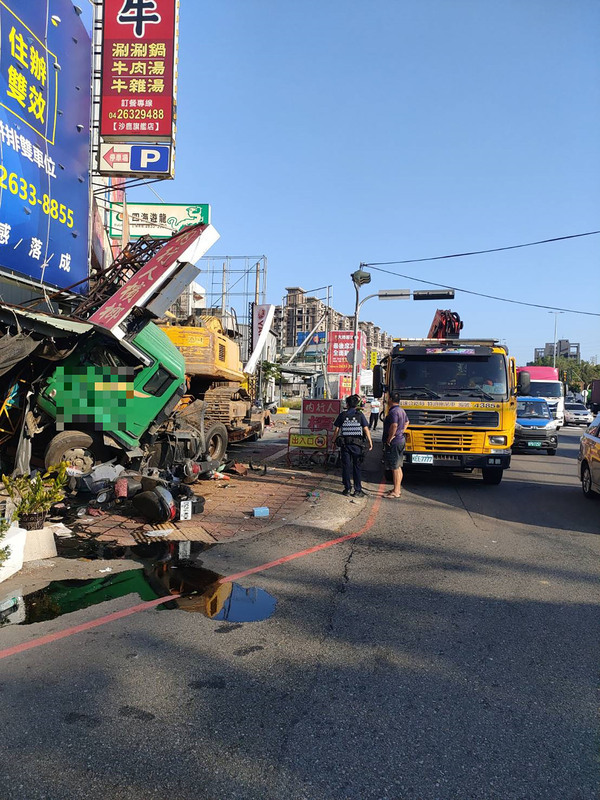 拖板車下坡疑煞車失靈 司機緊急跳車逃生 | 華視新聞