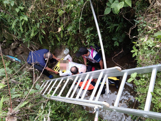 台南老翁跌落大凍山溝昏迷  遇山訓警員救回一命