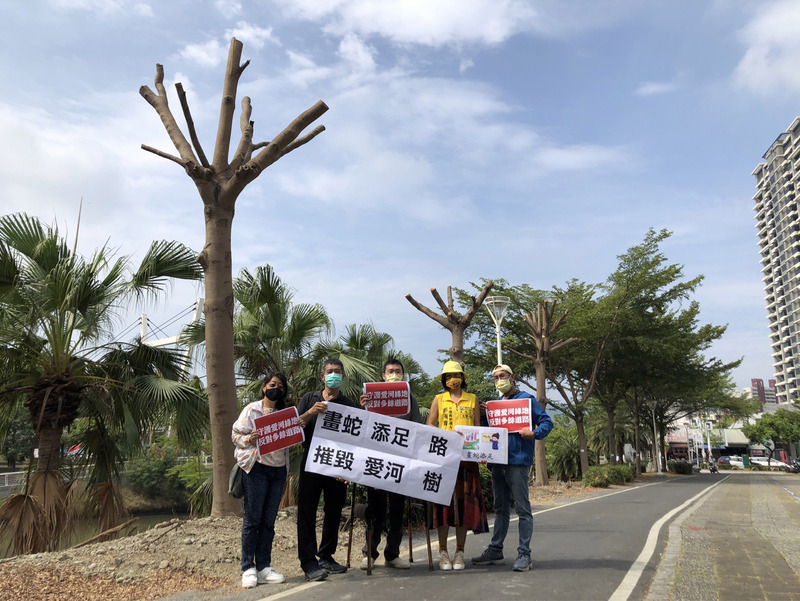 高雄愛河之心公園樹木 為交通斷頭修剪引爭議 | 華視新聞