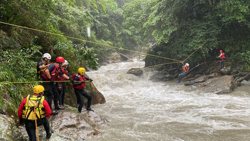 宜蘭金岳瀑布溪水暴漲 9人溯溪受困被救出 | 華視新聞