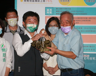 訪建齡50年信維大樓  陳時中：居民痛苦感同身受