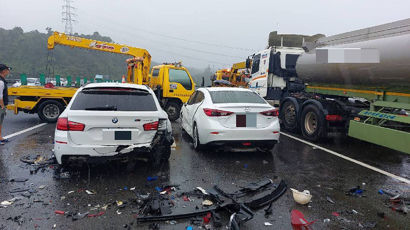 國3北上關西段9車追撞5人受傷 疑未保持車距釀禍 | 華視新聞