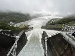 尼莎颱風挾雨而來  石門水庫開啟溢洪道洩洪