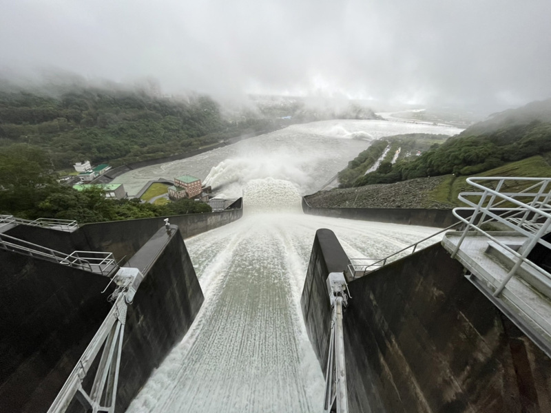 尼莎颱風挾雨而來  石門水庫開啟溢洪道洩洪 | 華視新聞