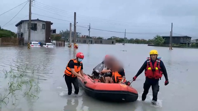 宜蘭淹水一片汪洋 8名民宿旅客受困獲救 | 華視新聞