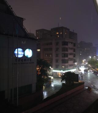 北市府：雨量尚未達停課標準  山區學校得自行決定