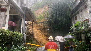汐止伯爵山莊土石流  落石砸住家陽台11居民急撤