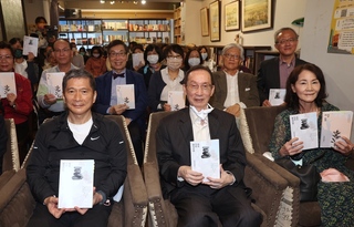 曾貴海詩集成雙  行醫、社運路上揮灑詩情