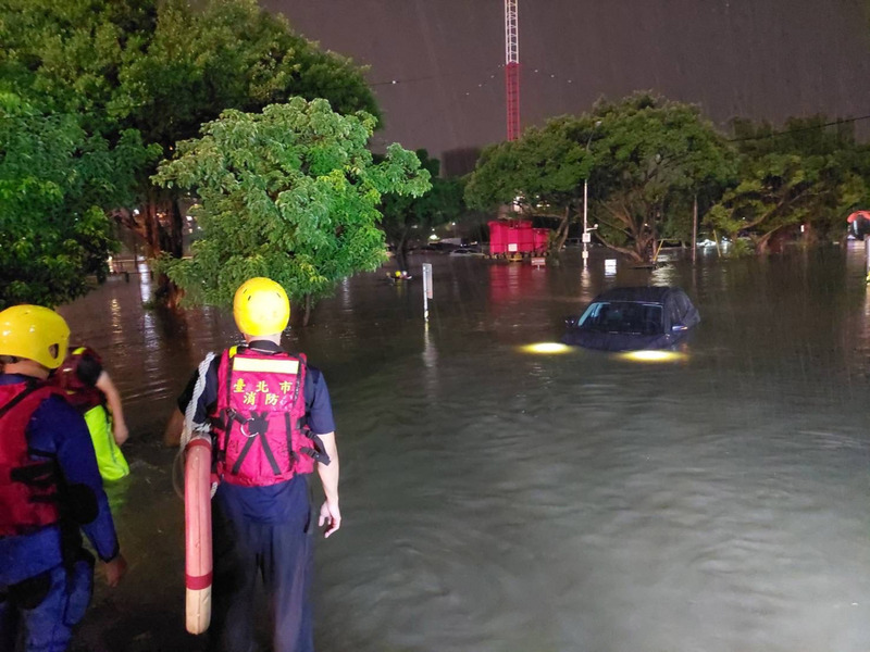 豪雨致士林堤外停車場2人受困 男子緊抱籃球架獲救 | 華視新聞