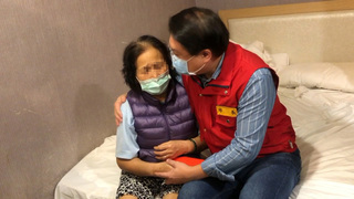土石流沖入屋內  林右昌慰問受傷婦