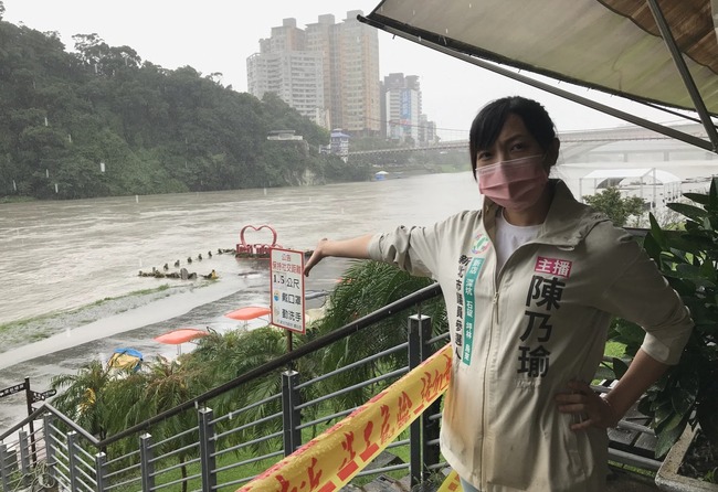 碧潭堤岸人行道遭淹  觀旅局：本就屬河川行水區 | 華視新聞