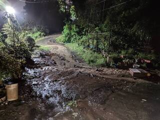 汐止汐萬路山坡流大面積泥水  警消疏散14人