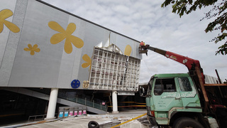 不敵強風吹襲 台鐵苗栗車站外牆被吹掀掉落