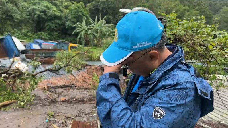 土石滑落沖毀23輛怪手和卡車 老闆淚求搶救 | 華視新聞