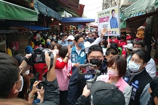 中壢忠貞市場拜票  張善政：當選市長將改善環境