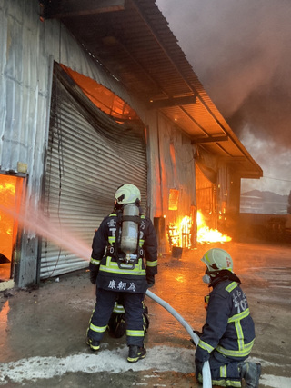 台中潭子鐵皮工廠火警 強風助長火勢延燒4棟