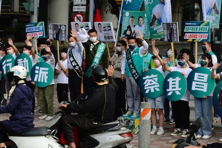 號召議員參選人路口拜票  蔡其昌：最後衝刺階段