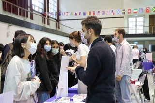 政大暌違2年辦實體留學展 學生最想去日本