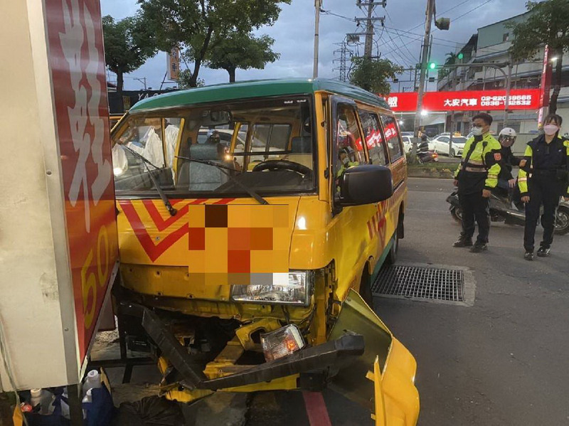 新北娃娃車疑轉彎未禮讓釀車禍 1男童背疼送醫 | 華視新聞