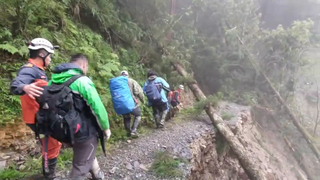 宜蘭大學13名師生鴛鴦湖勘察受困 警消救援下山