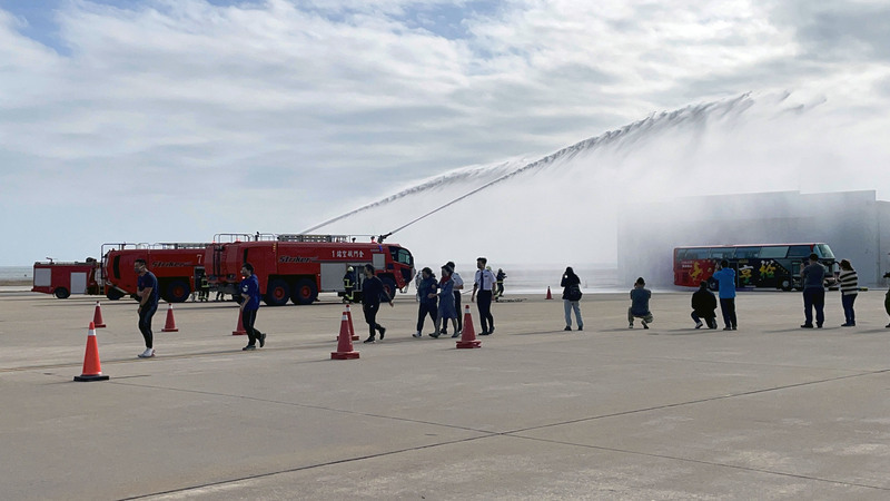 假想飛機落地失控  金門航空站演習純熟獲肯定 | 華視新聞