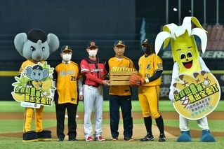 農委會洲際棒球場發送香蕉 鼓勵民眾支持國產水果