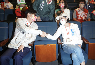 陳其邁、柯志恩抽籤首同台 彼此寒暄祝選戰順利