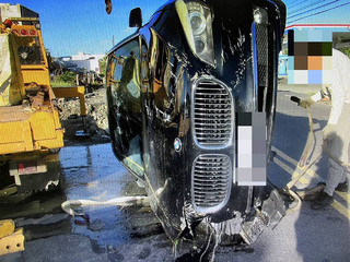 疑車速過快自撞護欄  自小客墜施工坑洞不見駕駛