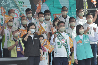 總統稱讚江聰淵有責任創造行政能力 會當好縣長