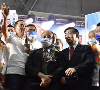 侯友宜稱為破案讀博士  指導教授現身力挺