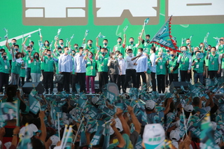 蔡其昌競總成立 正副總統授旗披彩帶站台