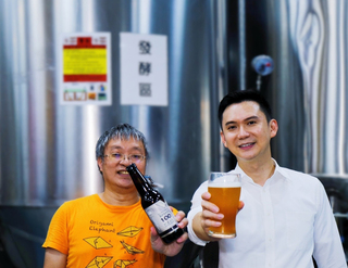 鄭朝方訪竹北釀酒場 取成功經驗協助青創業者