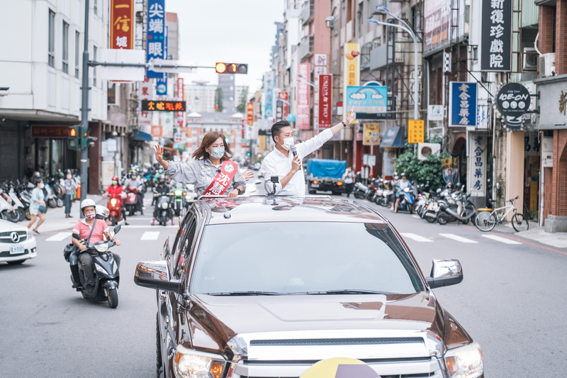 沈慧虹啟動陸戰  林智堅陪同光榮車隊掃街 | 華視新聞