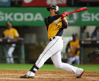 杜家明敲生涯首轟  中信兄弟擊敗桃猿