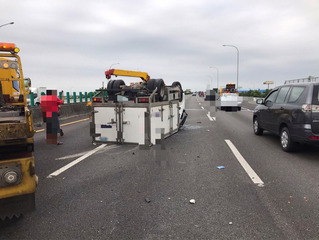 國1虎尾路段小貨車自撞護欄翻覆 疑載運昂貴晶片