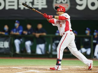 林智勝三壘打笑稱腳程依舊  場內轟有想過