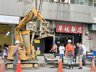 新北汐止樟樹二路塌陷出現坑洞 公所緊急搶修