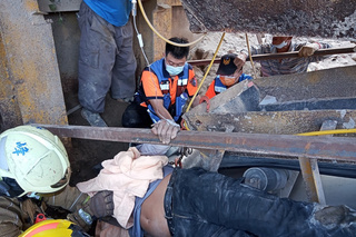 台南工人手捲入輸送帶  20人救援助脫困