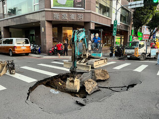 中市南屯區自來水管漏驚見大坑洞 水公司搶修